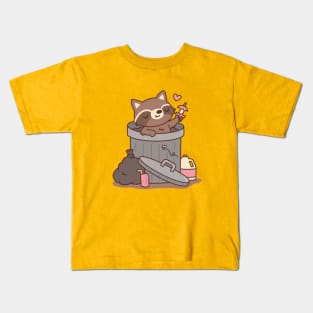 Cute Raccoon Finds Apple Treasure in Dustbin Kids T-Shirt